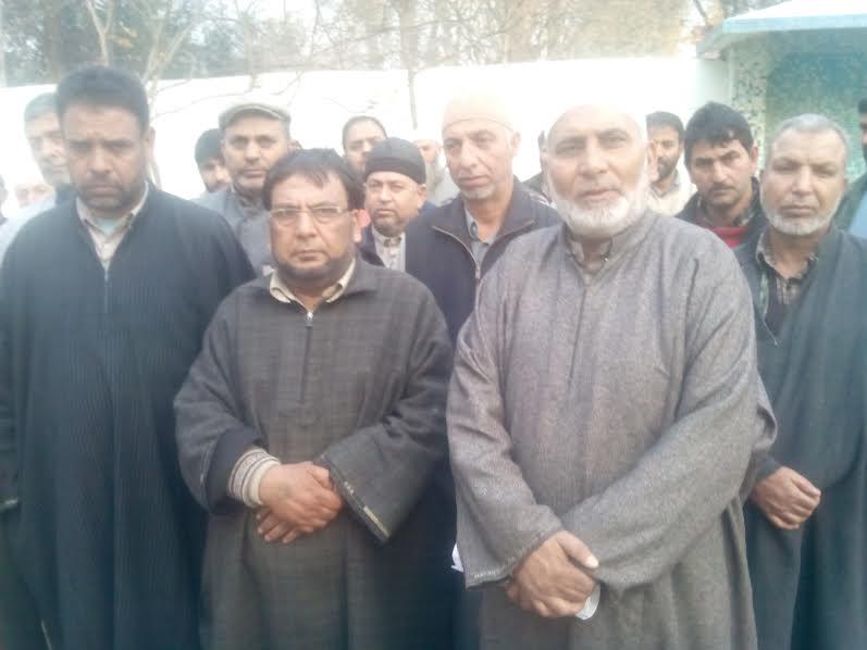 Zainkote residents thank Karra for visiting Gowhar’s family